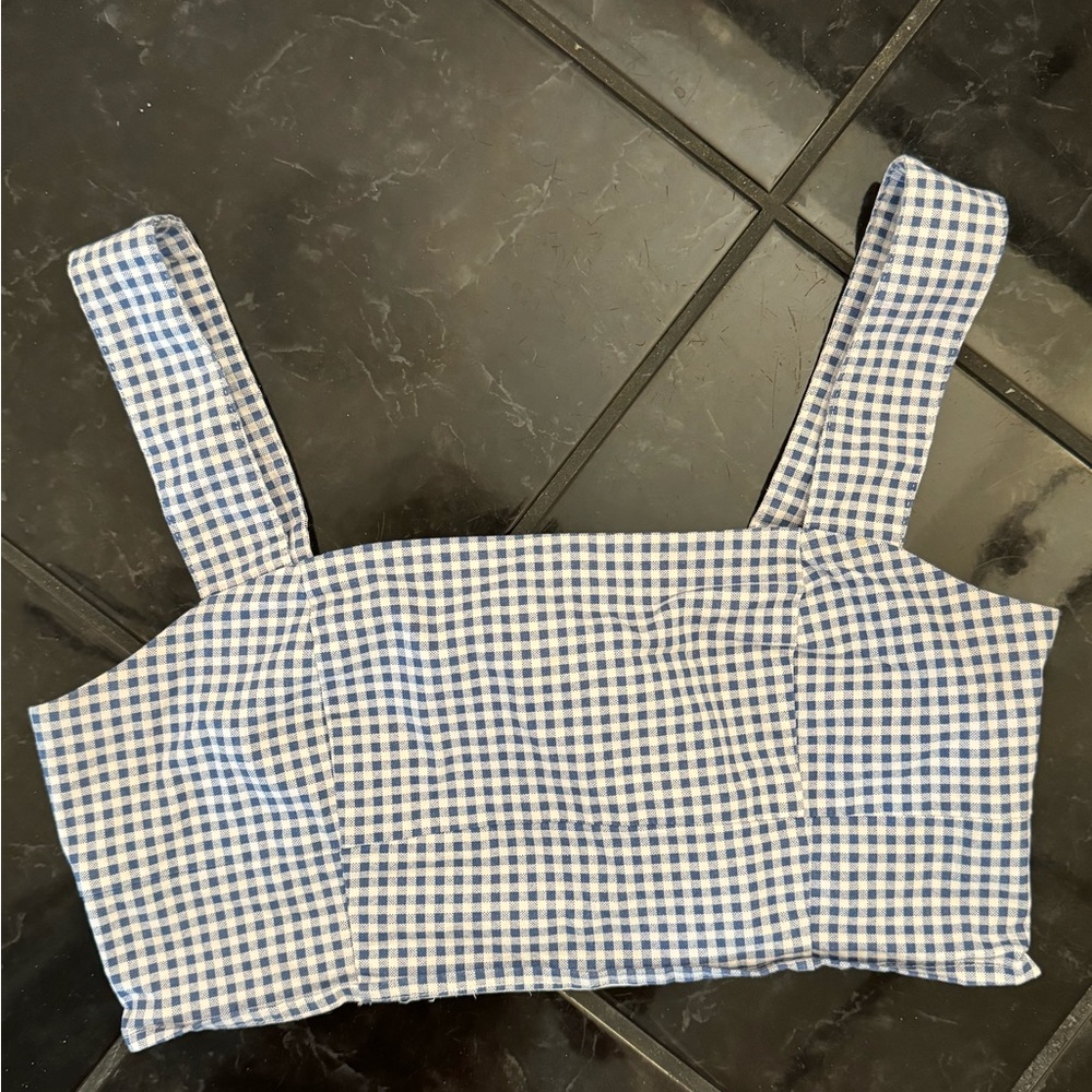 Plaid crop top 
Brand: Lulu’s
Excellent condition, only worn once!